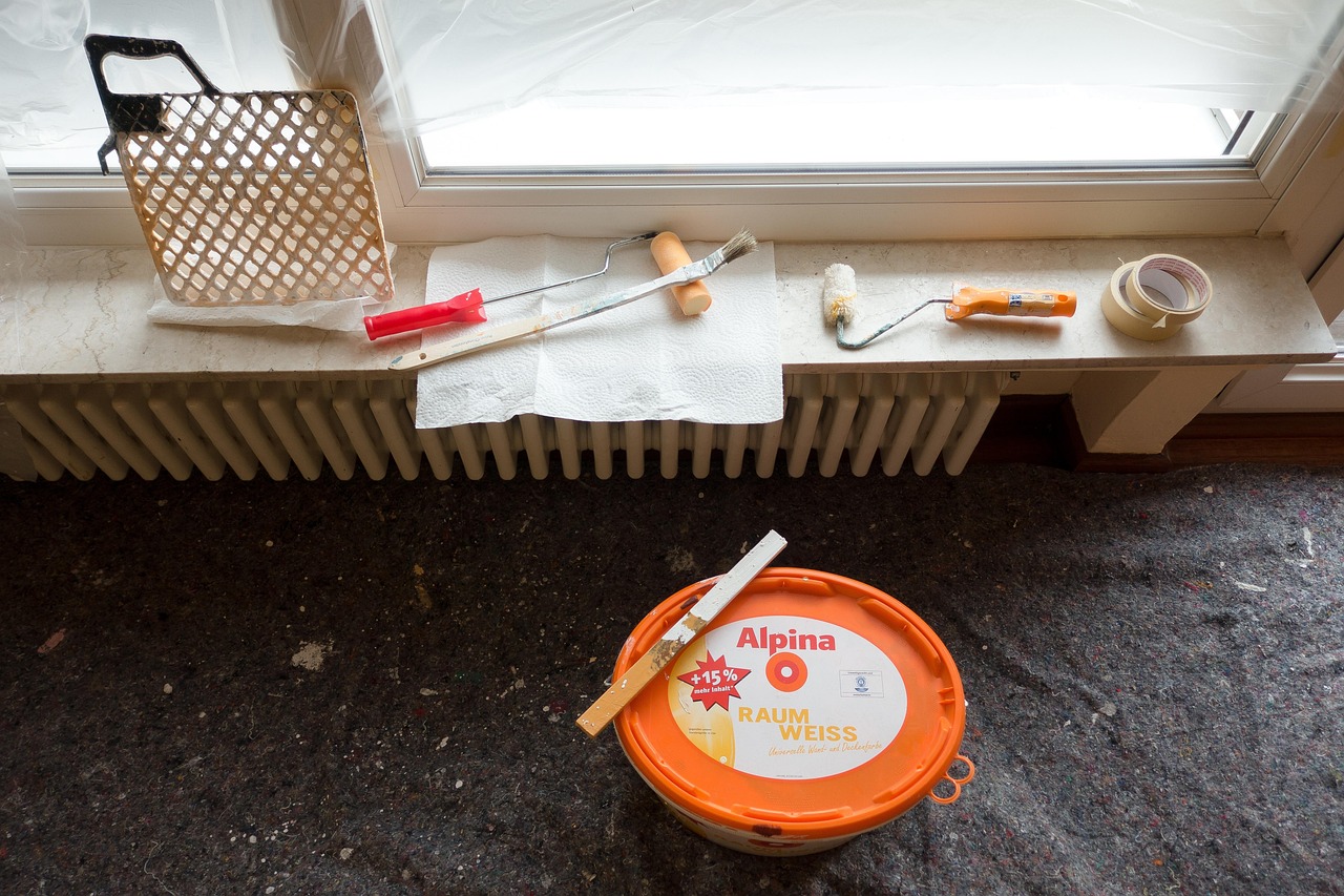 Hand drückt Knopf als Symbol für den Start einer Wohnungsrenovation